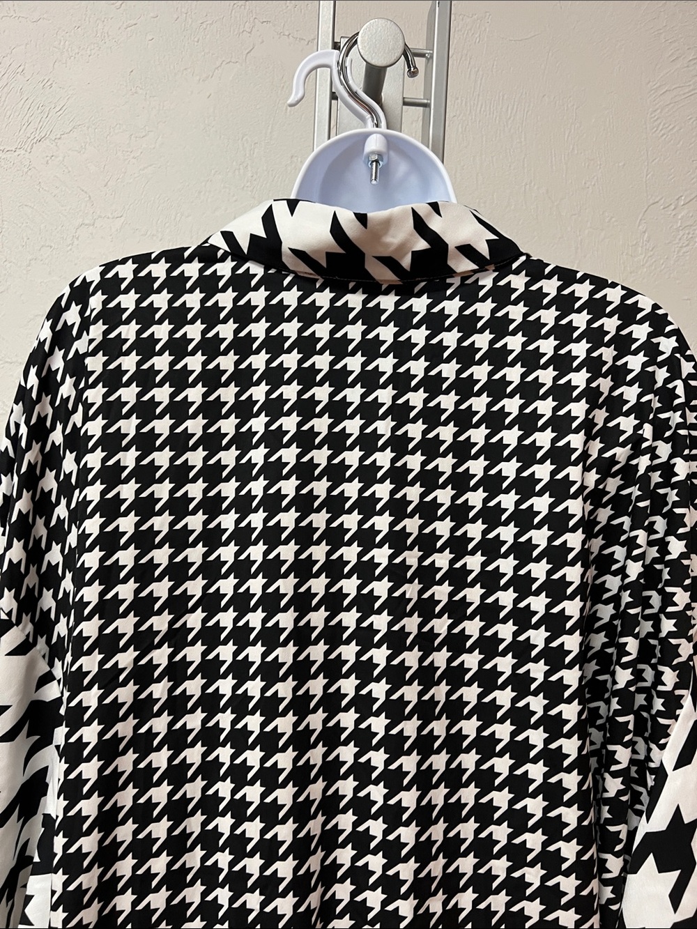 Eloquii Black and White Houndstooth Button-Down Puff Sleeve Blouse Size 24 - Picture 8 of 16